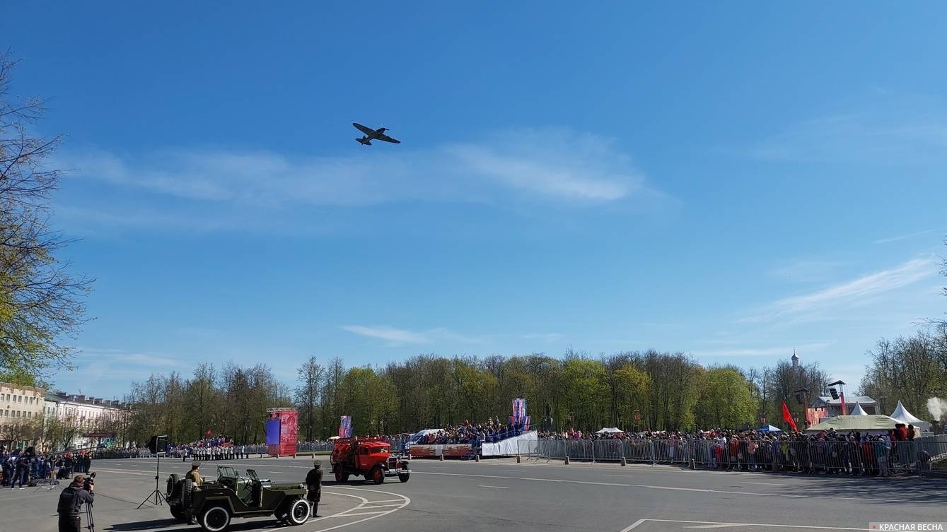 Пролет Ил-2 над Софийской площадью в Великом Новгороде