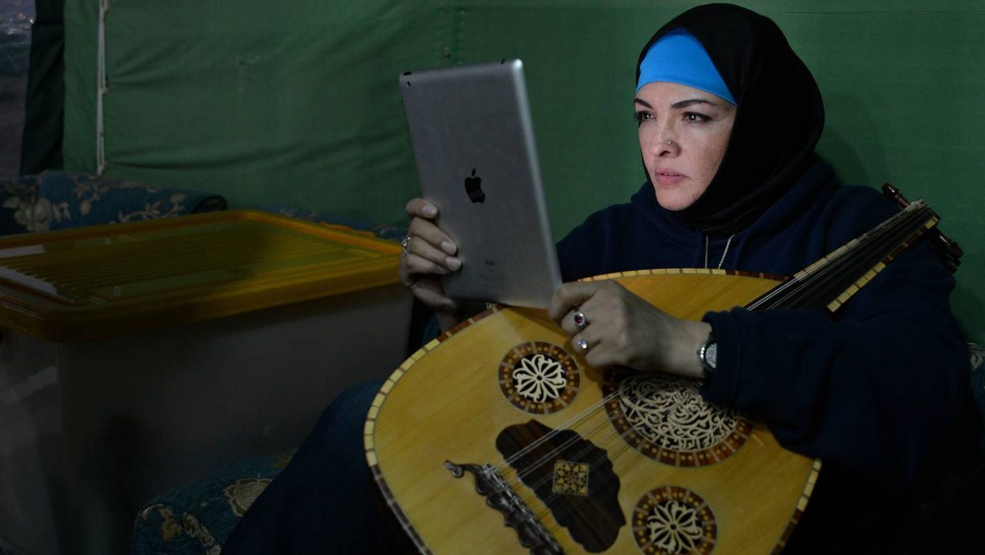 Арабская женщина с планшетом