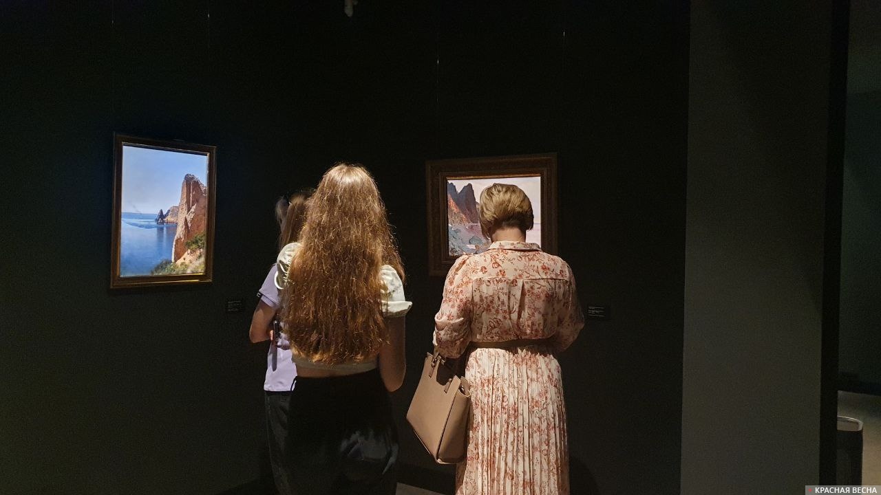 Посетители на выставке в Российской художественной галерее. Севастополь