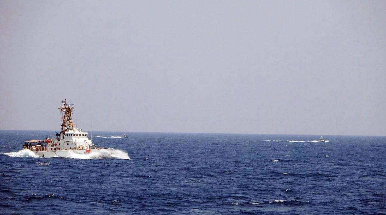 Два быстроходных ударных корабля ВМС КСИР неподалек от корабля ВМФ США Mau 10 мая 2021