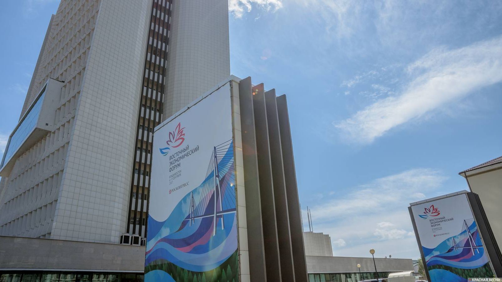 Символика Восточного экономического форума у здания краевой администрации, Владивосток