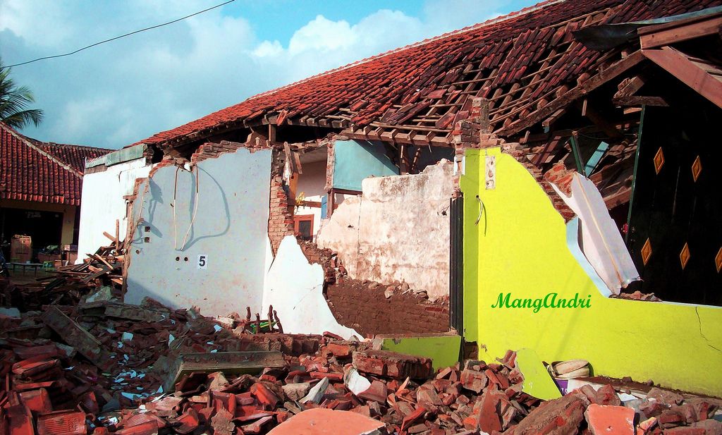 После землетрясения. Остров Ява, Индонезия