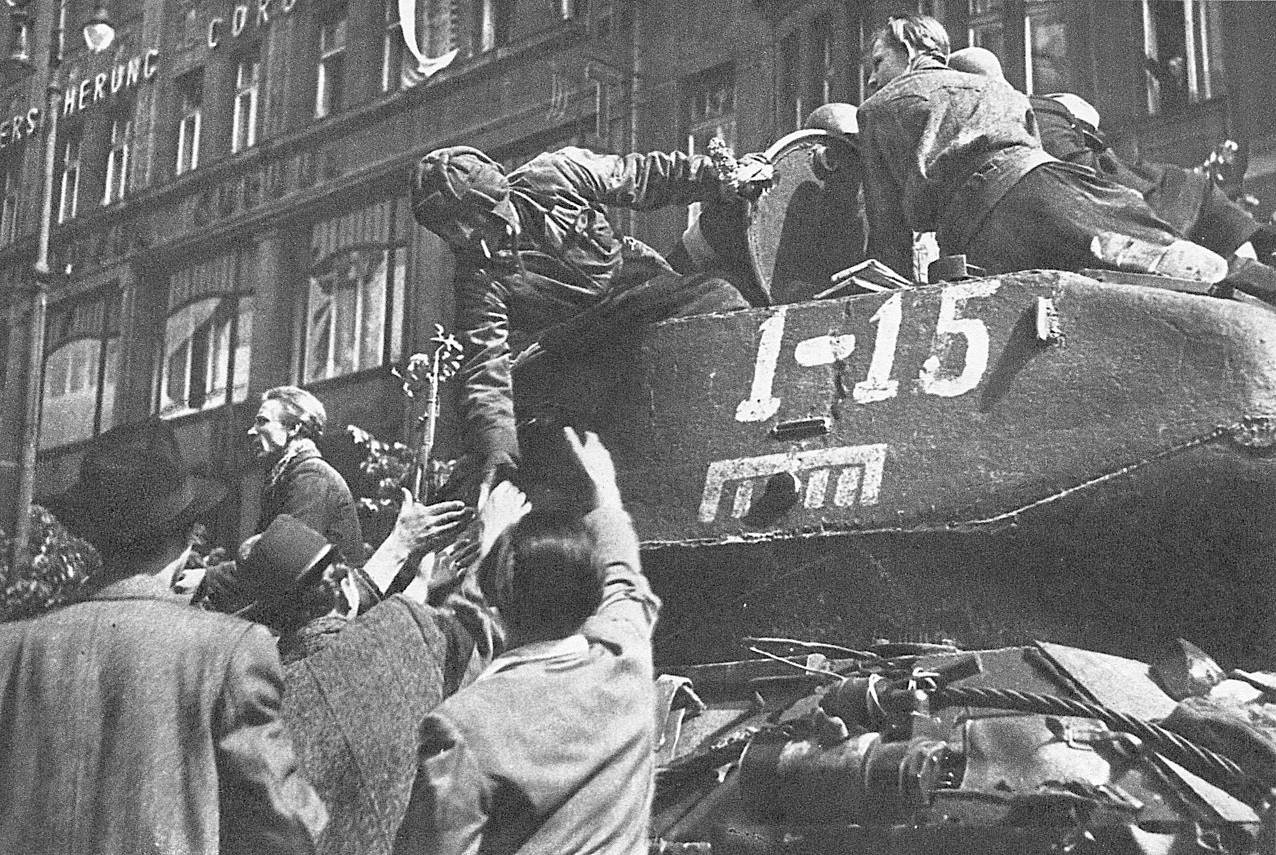 Жители Праги приветствуют советских военнослужащих на танке Т‑34–85. 9 мая 1945 года