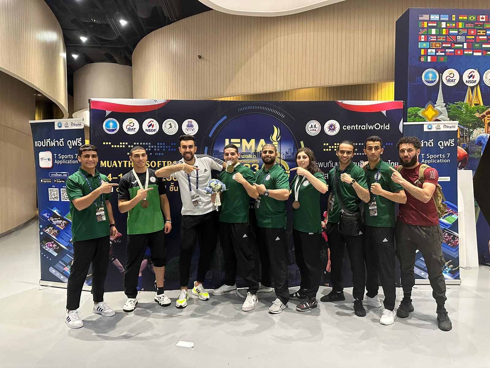 Палестинские спортсмены с медалями на чемпионате мира по тайскому боксу