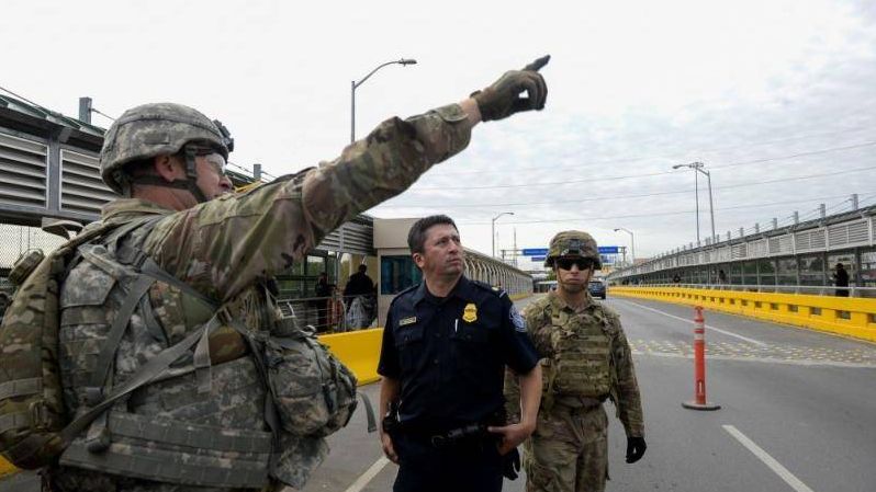 Сотрудники охраны и пограничного патрулирования агенты в Идальго, Техас