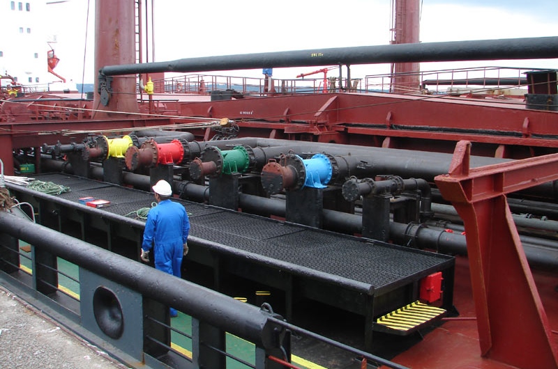 Манифольды на танкере для закачки и выгрузки нефти