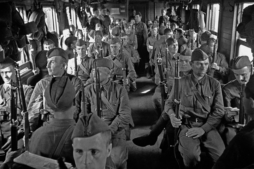 Оборона Москвы. На фронт в вагоне пригородной электрички. 1941