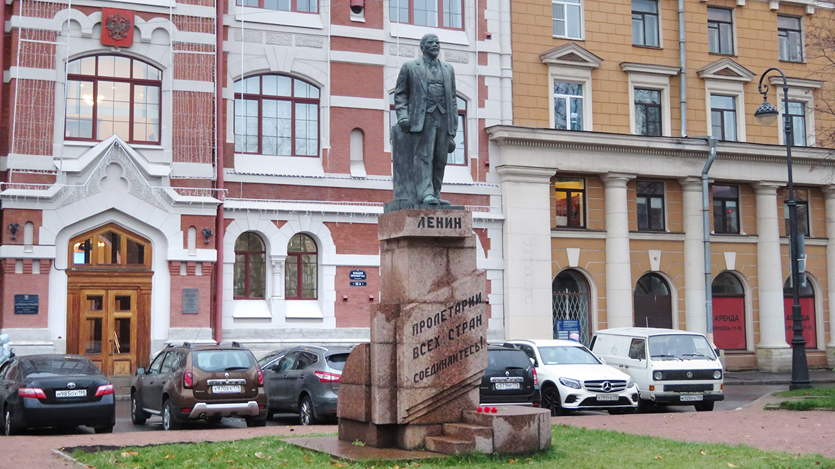 Памятник Ленину в Санкт-Петербурге на Васильевском острове перед зданием районной администрации. 07.11.2022