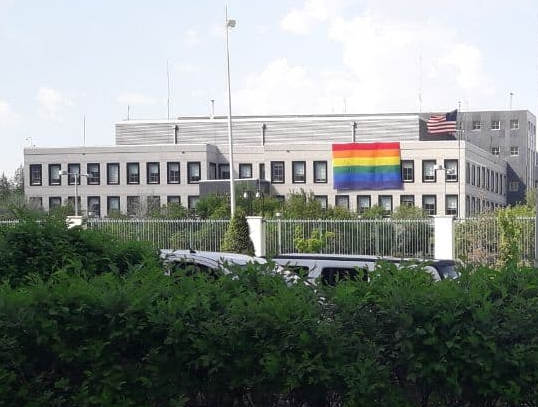 Флаг ЛГБТ на посольстве США в Нур-Султане