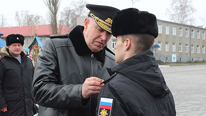 Начальник штаба Балтийского флота вице-адмирал Сергей Липилин вручает награды морским пехотинцам