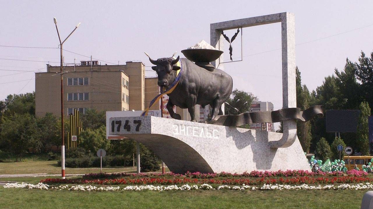 Памятник «Бык-солевоз» в городе Энгельс, Саратовской области.