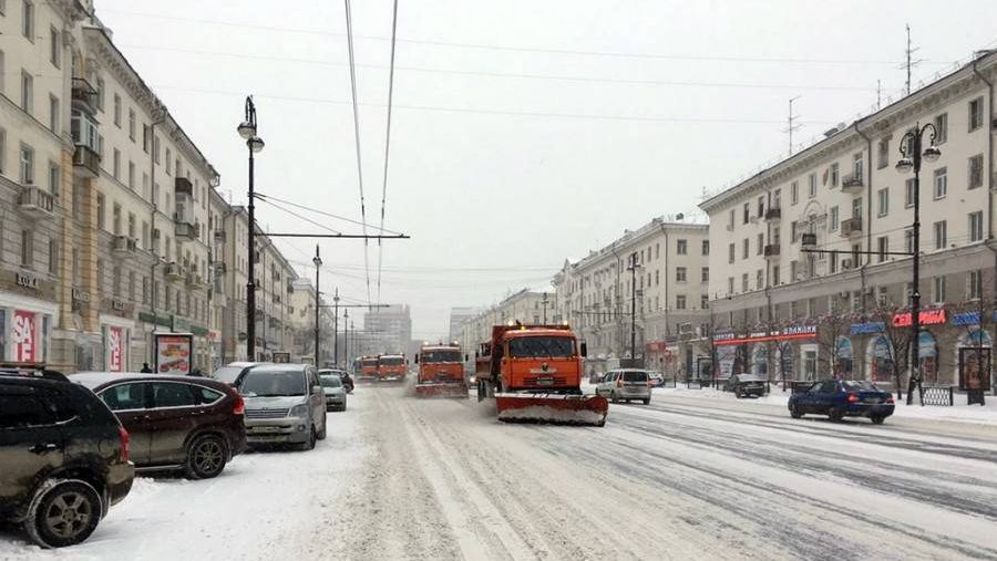 Дорожные службы без остановок чистят город от снега