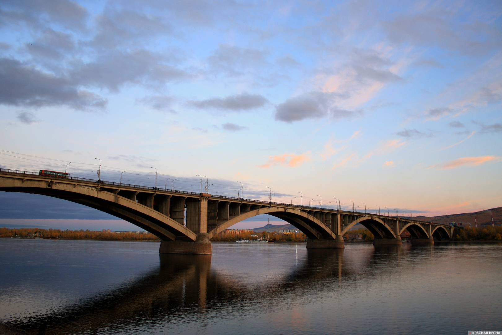 Знаменитый мост через реку Енисей