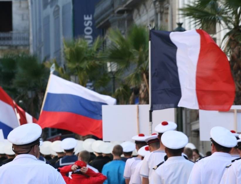 Флаги Франции и России