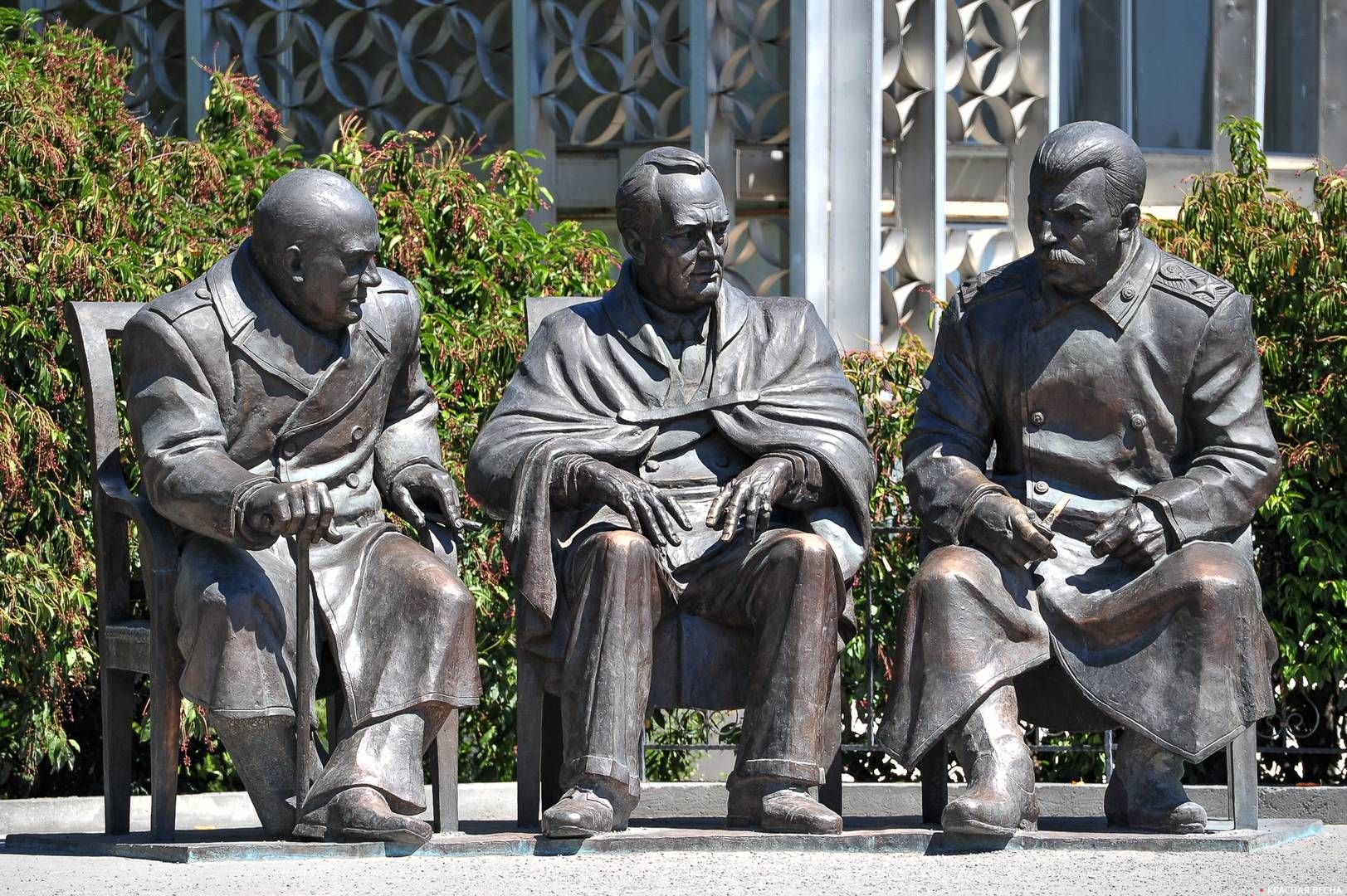 Памятник Сталину, Рузвельту и Черчиллю в Ливадии. Крым