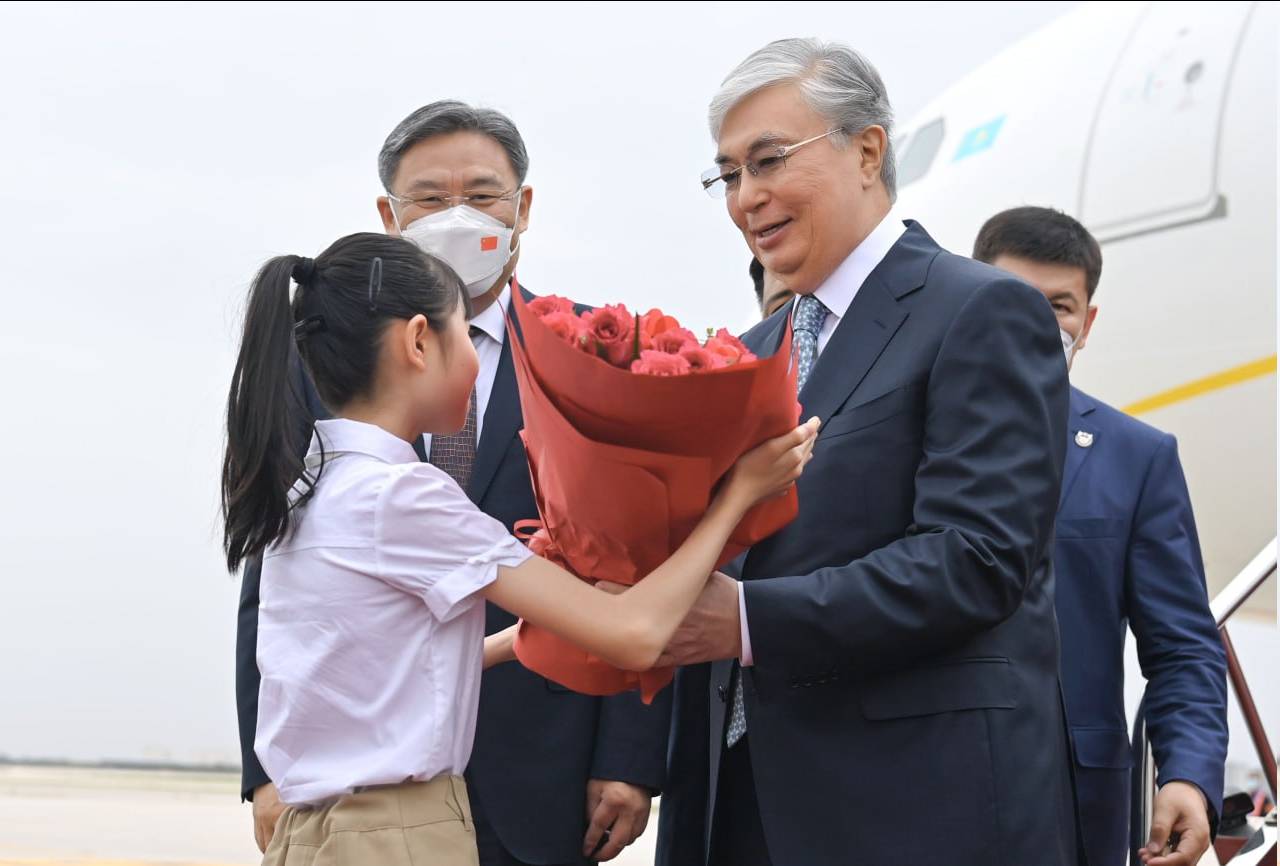 Власти Китая устроили торжественную церемонию встречи прибывшему с официальным визитом президенту Казахстана Касым-Жомарту Токаеву