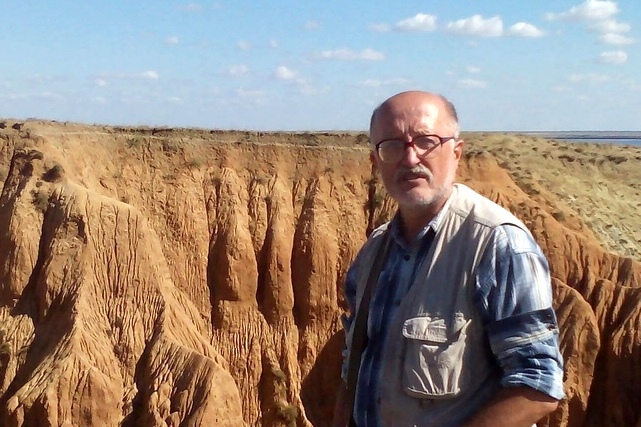 Сергей Моников на фоне геологического памятника природы 