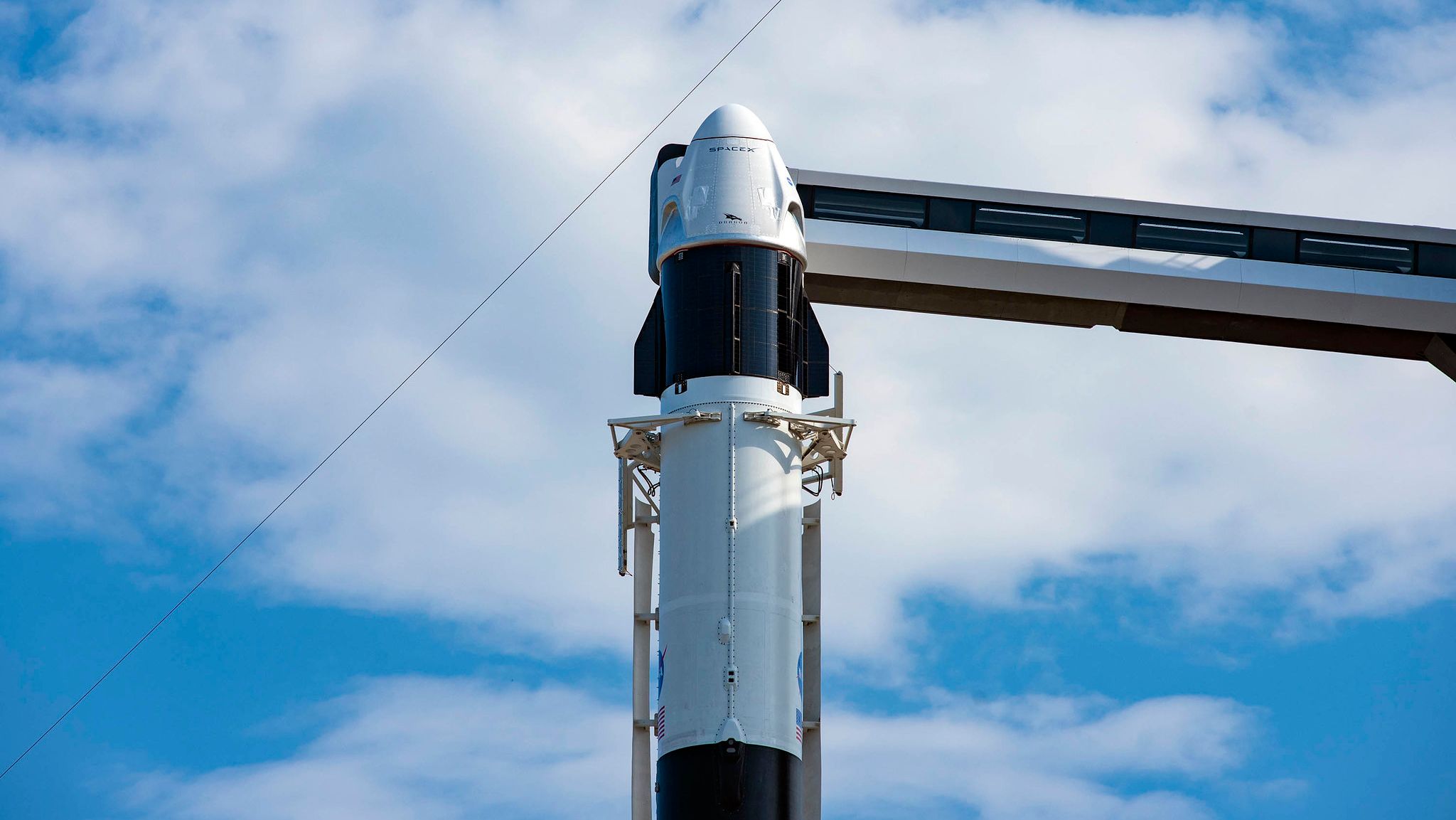 Ракета-носитель Falcon 9 с пилотируемым кораблем Crew Dragon на стартовом столе