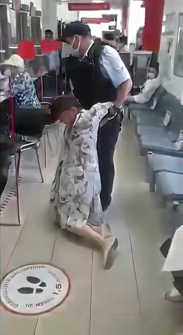 Кадр из видео задержания женщины в МФЦ