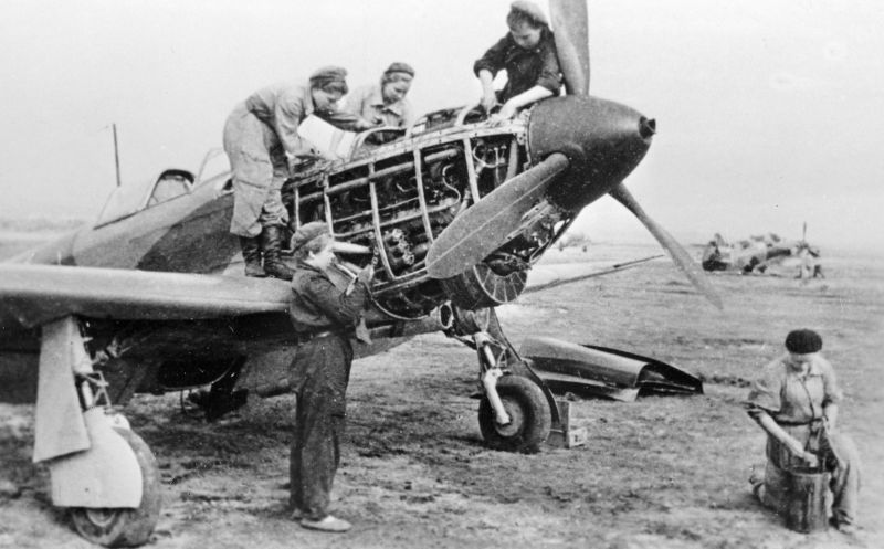 Женский техперсонал 586-го ИАП обслуживает истребитель Як-1 на аэродроме под Сталинградом. 1942