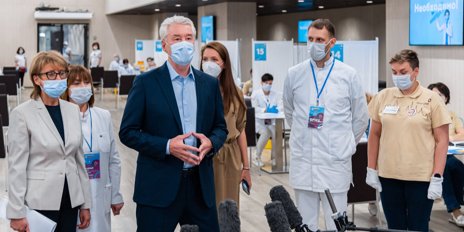 Мэр Москвы Сергей Собянин открывает центр вакцинации от COVID-19 в Лужниках