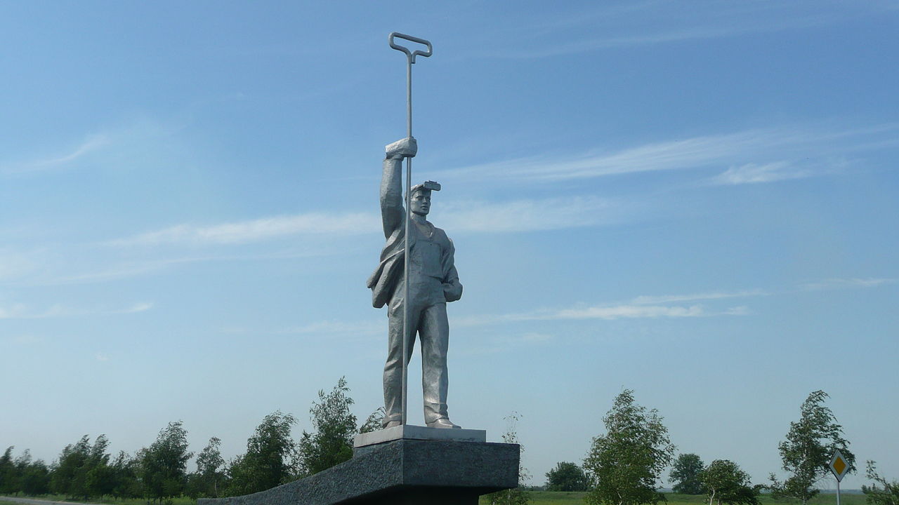 Памятник металлургам на выезде из Мариуполя в Донецк