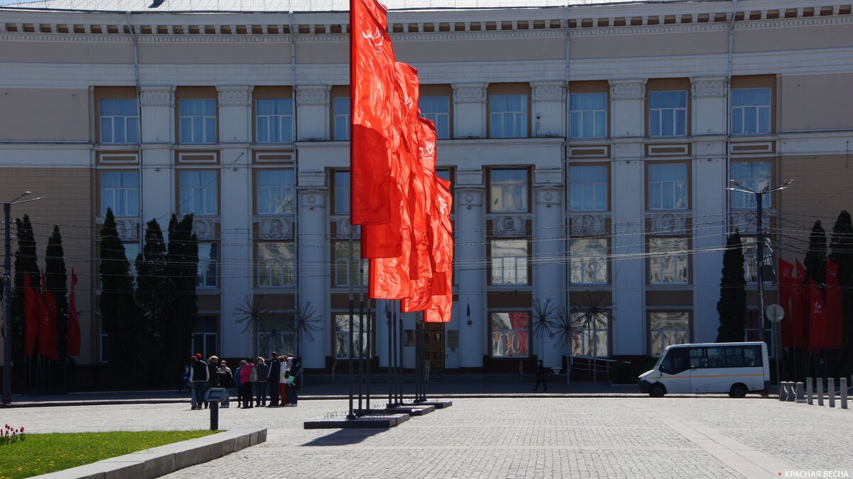 1 Мая 2022 года. Красные флаги на площади Ленина в Воронеже