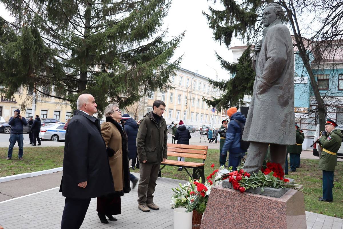 Памятник Александру Зиновьеву в Костроме