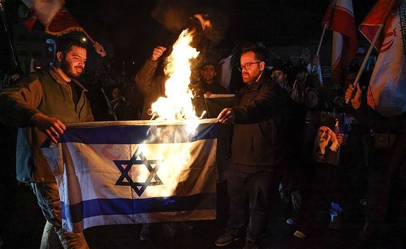В Иране демонстранты сжигают флаг Израиля в ходе празднования избрания нового лидера