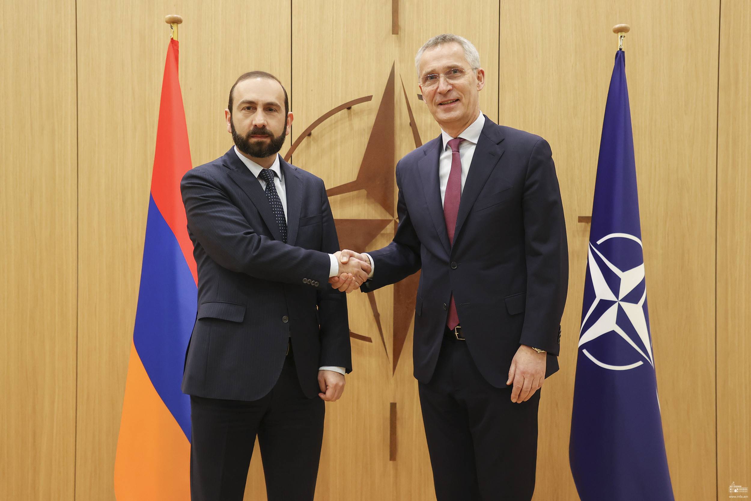 Глава МИД Армении Арарат Мирзоян и генеральный секретарь НАТО Йенс Столтенберг