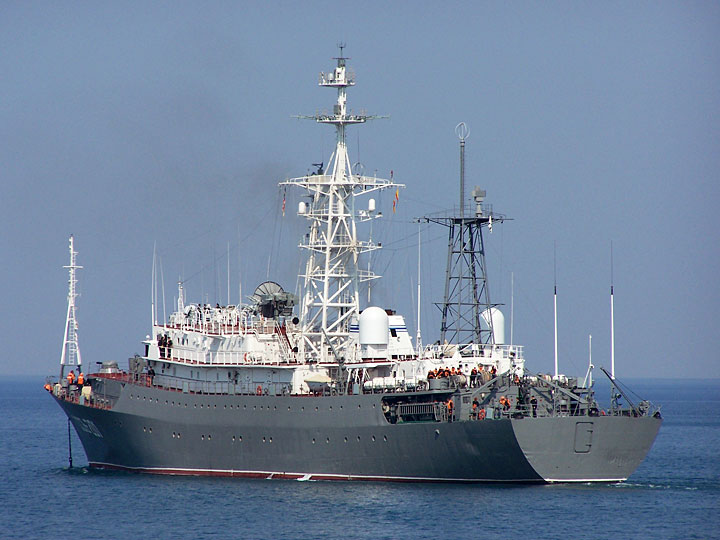 Средний разведывательный корабль «Приазовье». Севастополь. Черноморский флот РФ
