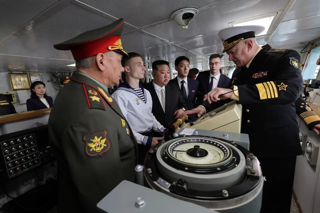 Руководитель КНДР Ким Чен Ын (в центре) на борту фрегата «Маршал Шапошников»