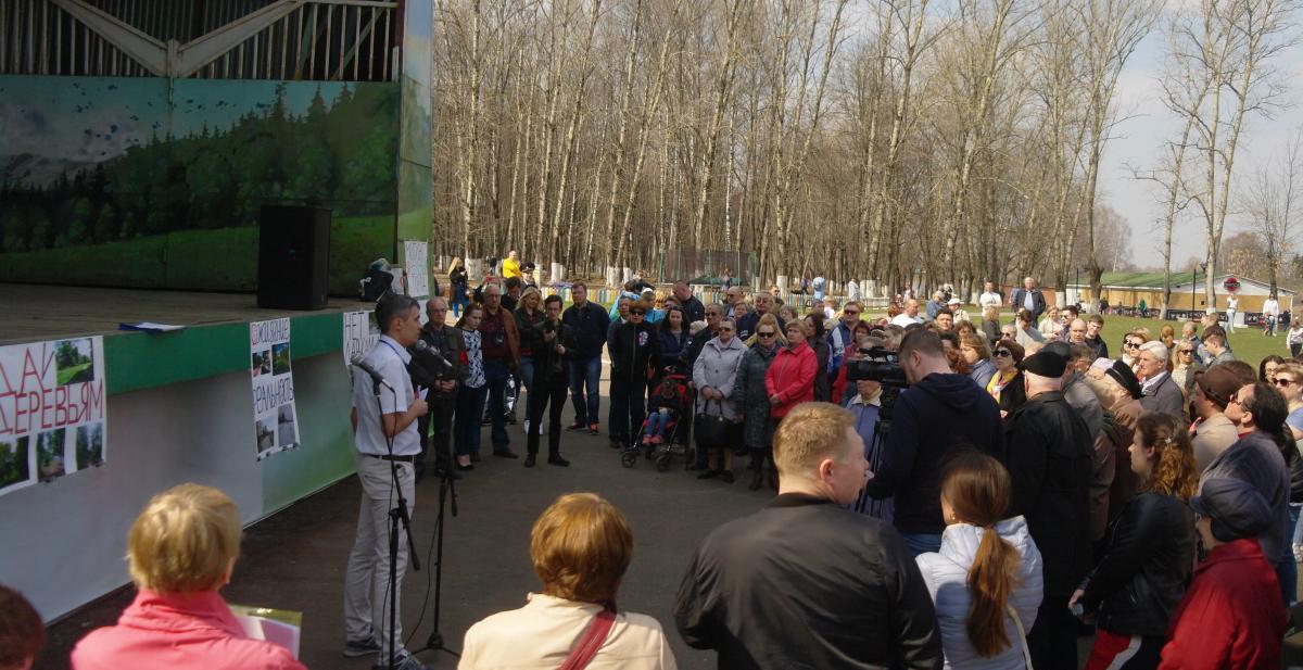 Иван Чернявский выступает на митинге в защиту улицы Пушкина и Пионерского парка