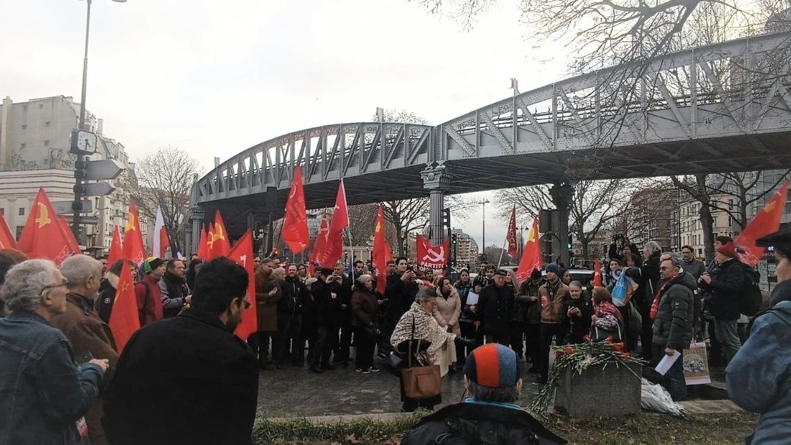 Возложение цветов к памятной мемориальной доске защитникам Сталинграда. 