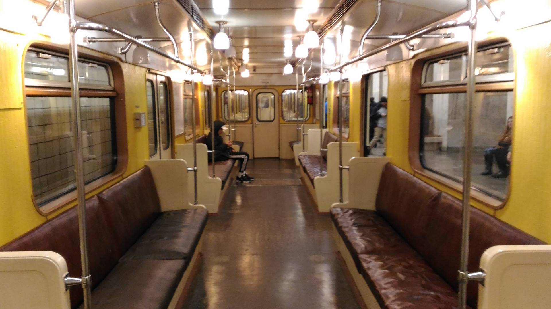 сиденье в метро