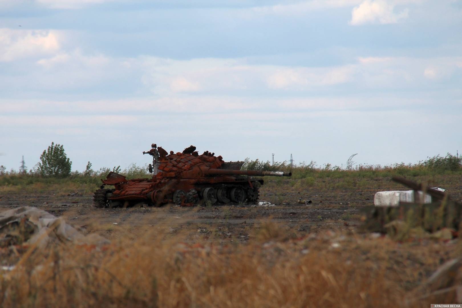 Подбитый танк в районе Донецкого аэропорта. Донецк. ДНР