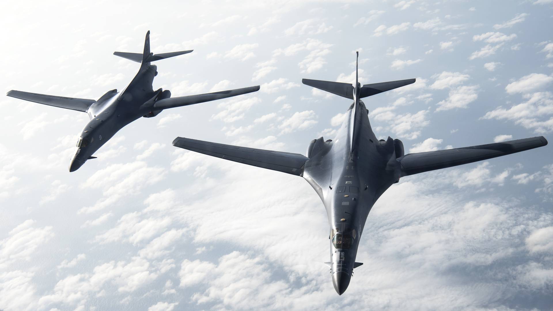 Два B-1B Lancer ВВС США летят строем над Мексиканским заливом