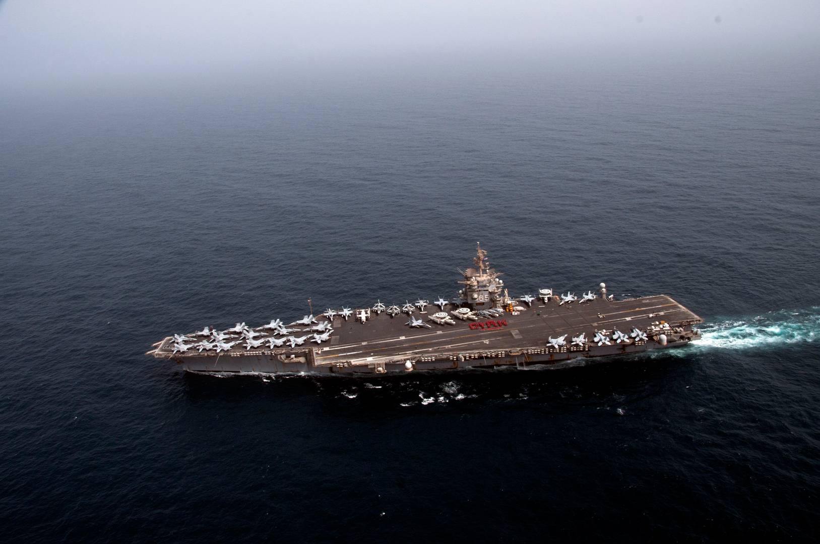 Авианосец ВМС США Enterprise (CVN 65) идет в зоне ответственности 5-го флота, 2012 год