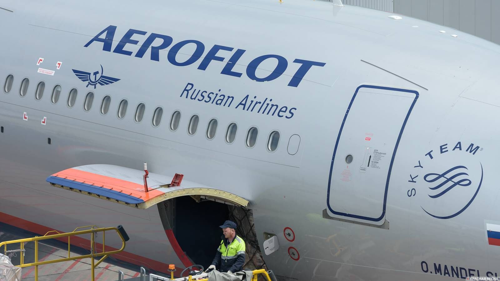 Разгрузка Airbus A330 авиакомпании Аэрофлот в аэропорту Владивосток.