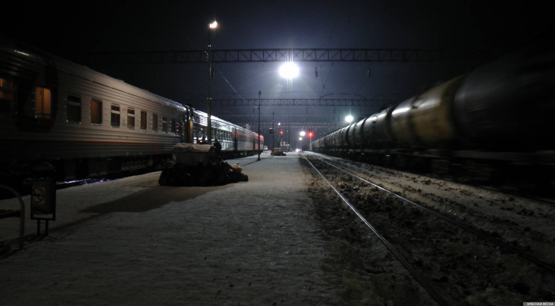 Железнодорожная платформа ночью
