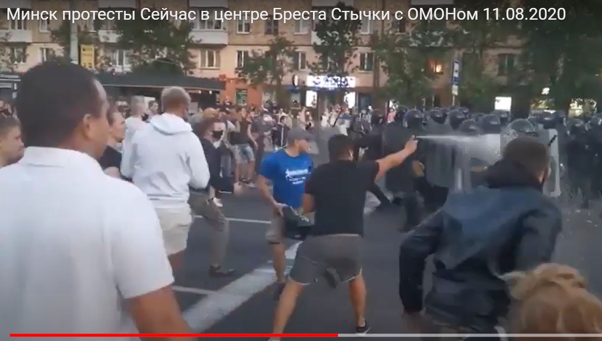Протестующий распыляет неизвестное вещество из баллончика в лицо сотруднику ОМОНА. Белоруссия