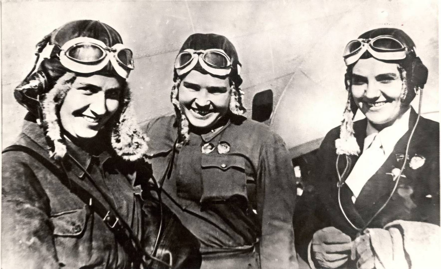 Экипаж самолета «Родина» во время тренировки. 1938 год