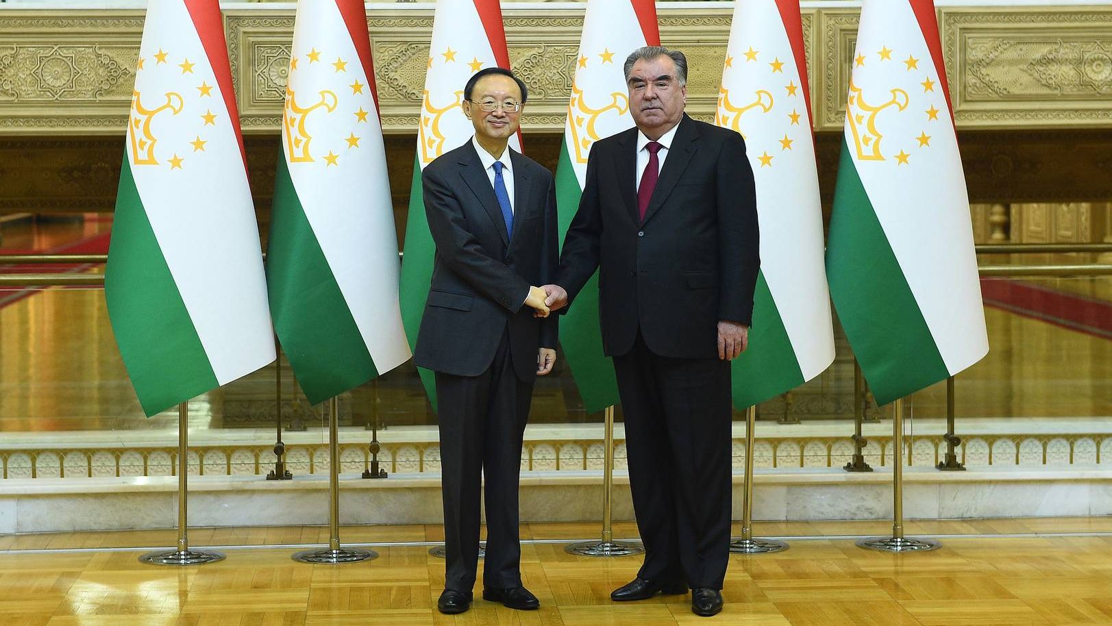 Член политбюро ЦК Коммунистической партии КНР Ян Цзечи и президент Таджикистана Эмомали Рахмон