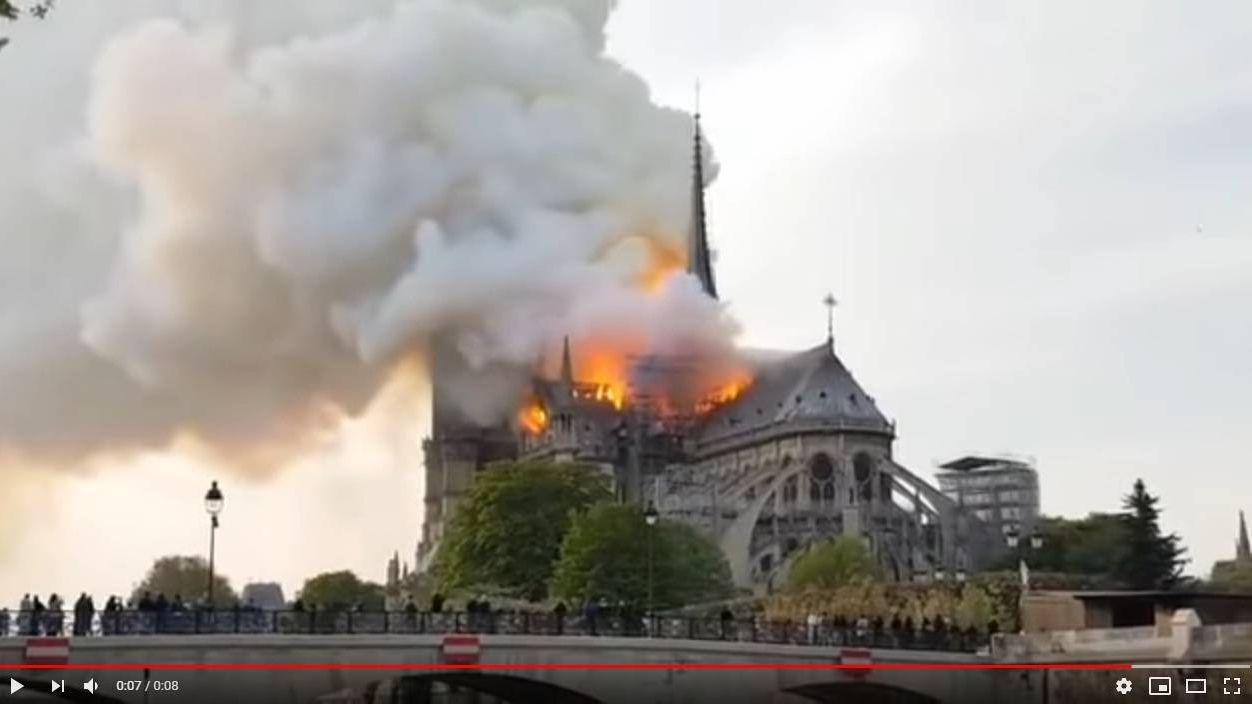 Цитата из видео «Aparatoso incendio en la catedral Notre Dame de París» пользователя «Grupo Joly», youtube.com