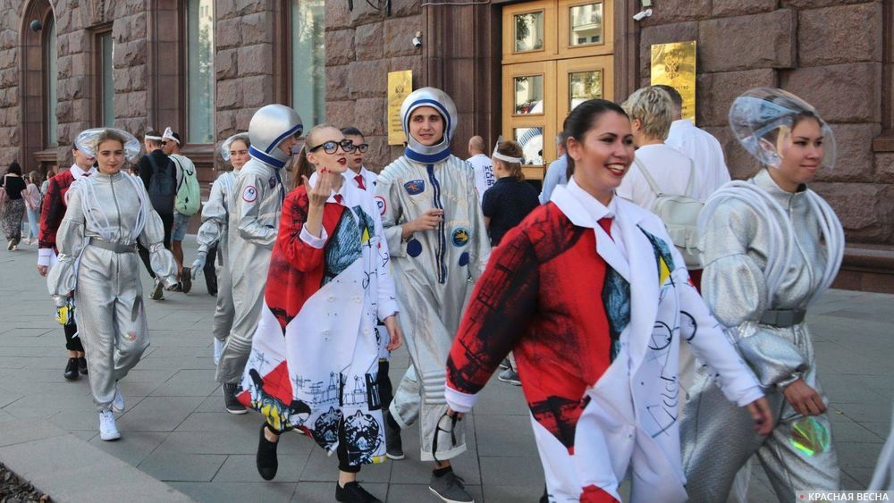 День города. Москва, Тверская. Новые космонавты.