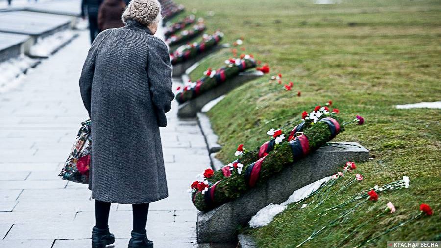 Возложение цветов на Пискаревском мемориальном кладбище