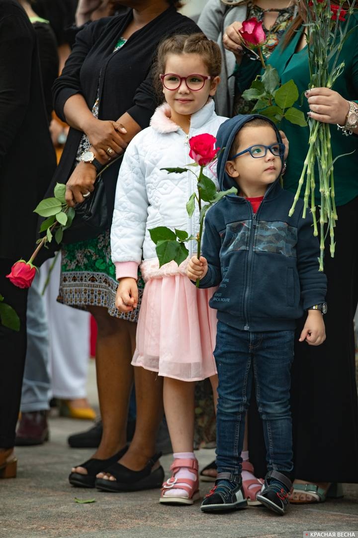 Кубинские дети, пришедшие вместе с родителями на мероприятие по торжественному возложению цветов Фиделю Кастро