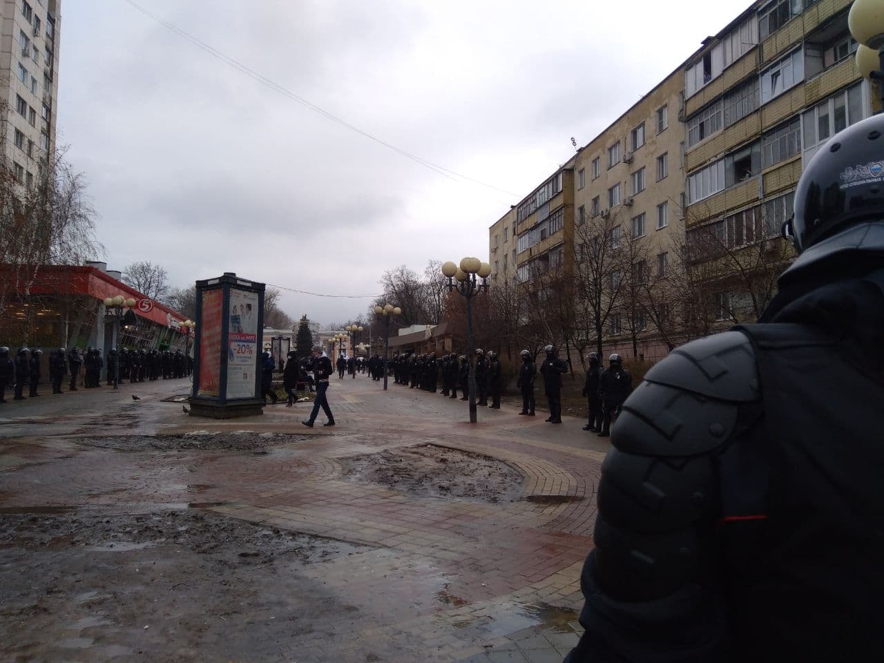 Росгвардия белгород. Протесты в Пскове. Митинг стена оцепление. Митинг 23 января 2021 Белгород. Митинг в Белгороде 23 января.